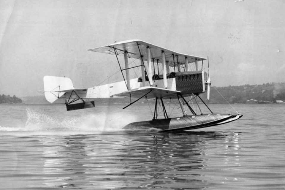 O "B & W Seaplane", primeiro avião da Boeing, prestes a decolar, em 1916 (Domínio Público)