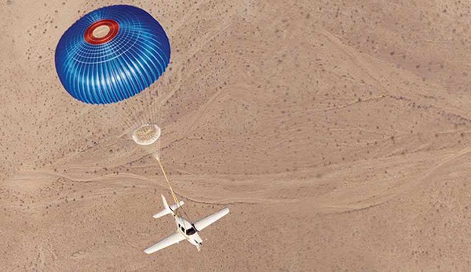 Vídeo: avião com seis pessoas cai em Sabará, em MG