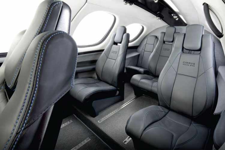 A cabine do monojato pode ser configurada para até sete passageiros (Cirrus Aircraft)