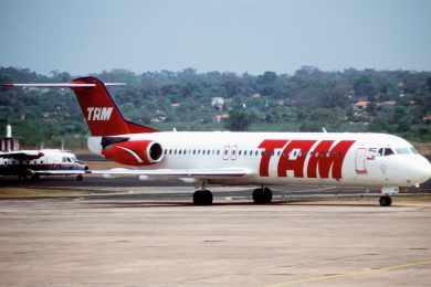 Muitos dos antigos Fokker 100 da TAM continuam em operação com empresas no Irã (Aero Icarus)