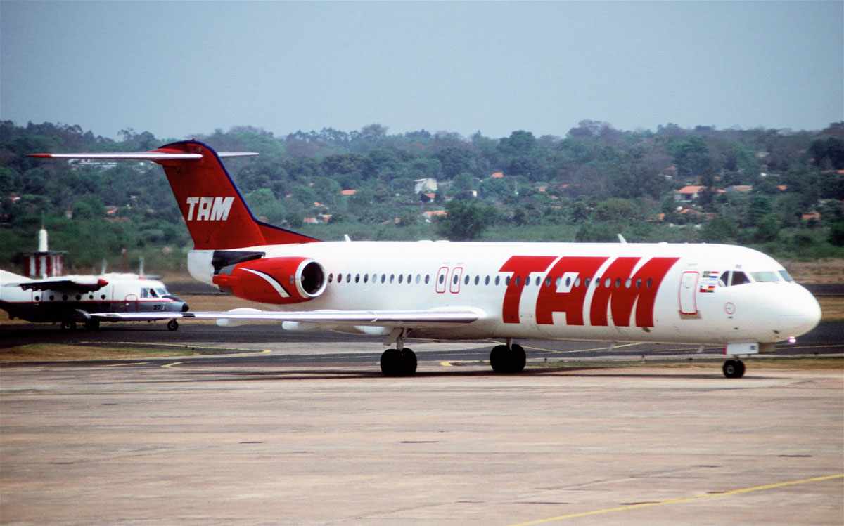 Muitos dos antigos Fokker 100 da TAM continuam em operação com empresas no Irã (Aero Icarus)