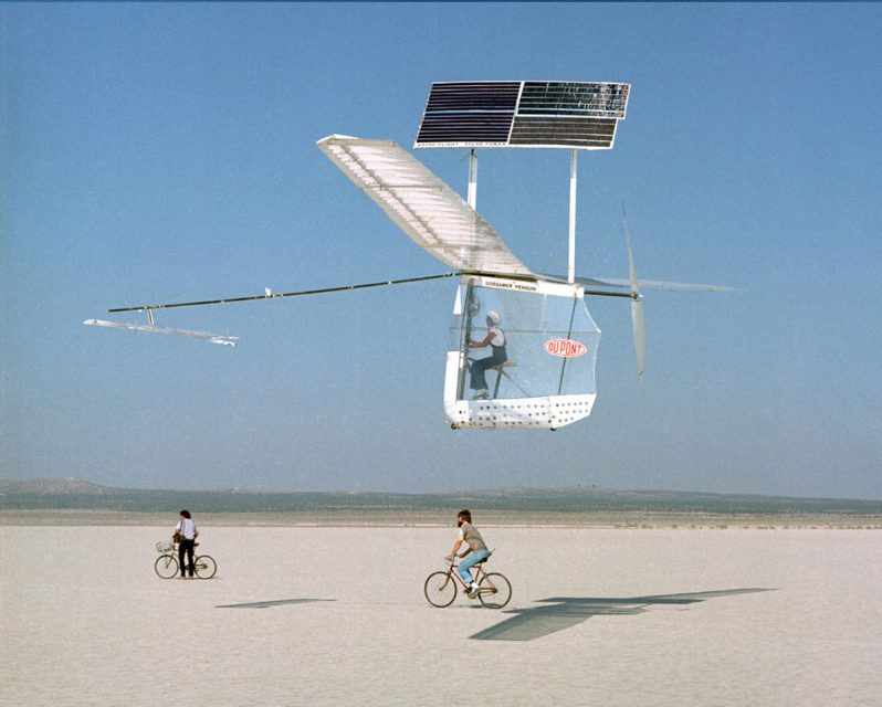 O Gossamer Penguin voando no centro de testes da Nasa, em 1980 (NASA)