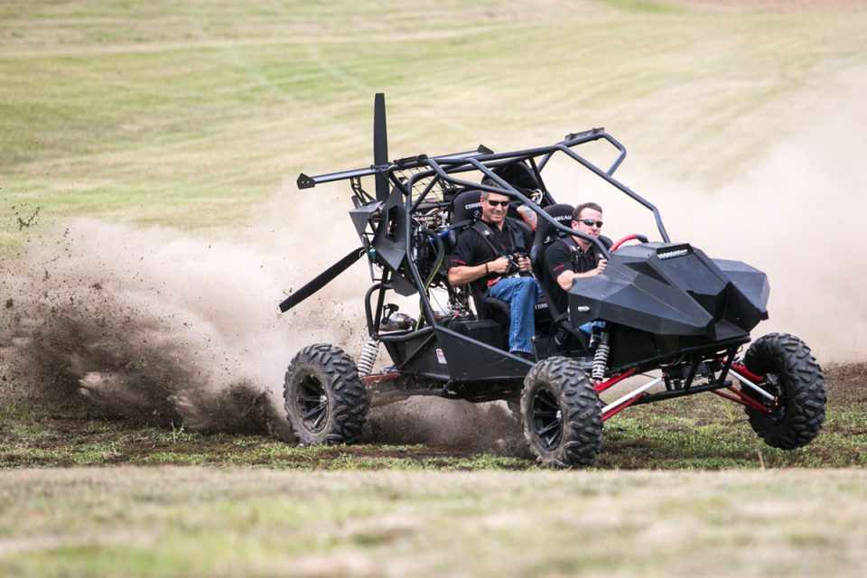 SkyRunner "voando" no chão; o motor move tanto as rodas traseiras como a hélice (SkyRunner)