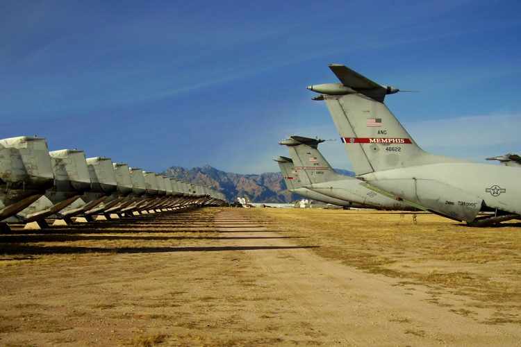 com a chegada do mais versátil C-17, o gigante C-5 Galaxy teve parte da frota aposentada