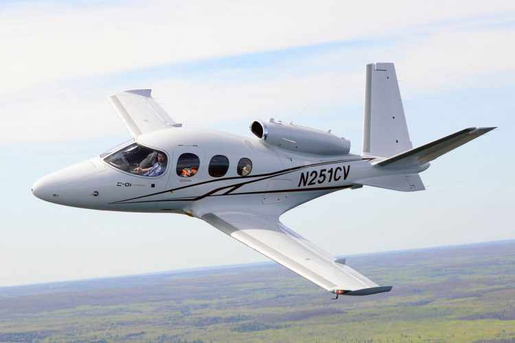 Estranho, mas revolucionário: o SF50 tem bom desempenho e leva até 7 passageiros (Cirrus Aircraft)