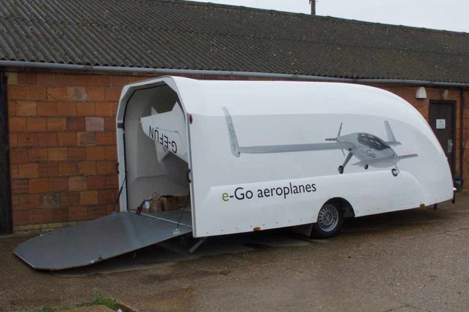 O avião da e-Go pode ser transportado de carreta (e-Go Aeroplanes)
