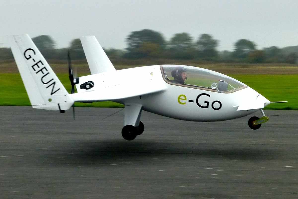 Segundo a fabricante, o pequeno avião pode alcançar a velocidade máxima de 220 km/h (e-Go Aeroplanes)