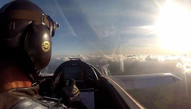 O piloto tem até um pequeno painel com tela digital com possibilidade de integração com GPS (e-Go Aeroplanes)