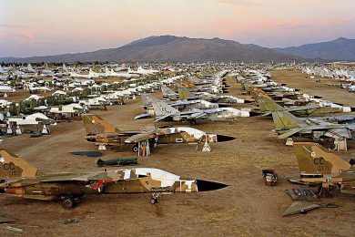 Antes de repousarem no deserto, os aviões recebem vários tratamentos e proteções