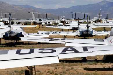 Mix impressionante: no mesmo espaço, há aviões de treinamento, bombardeiros supersônicos e cargueiros pesados