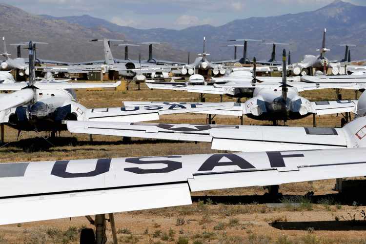 Mix impressionante: no mesmo espaço, há aviões de treinamento, bombardeiros supersônicos e cargueiros pesados