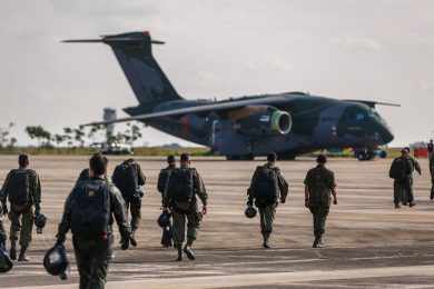 Paraquedistas se dirigem ao KC-390 para realizar primeiro salto