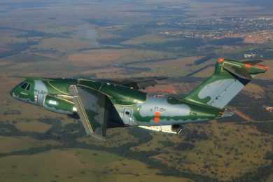 O KC-390 em testes com paraquedistas