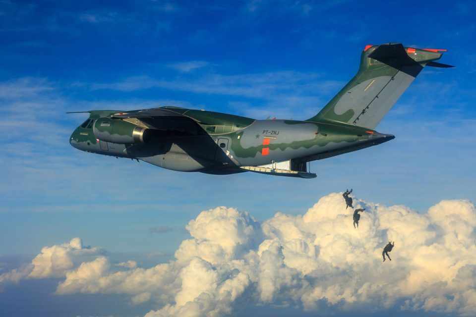 Segundo a Embraer, o KC-390 pode transportar 80 soldados ou 64 paraquedistas (FAB)