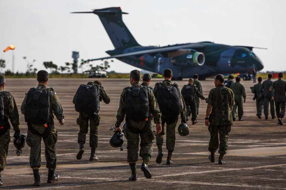 O teste foi realizado por paraquedistas da Força Aérea e do Exército (FAB)