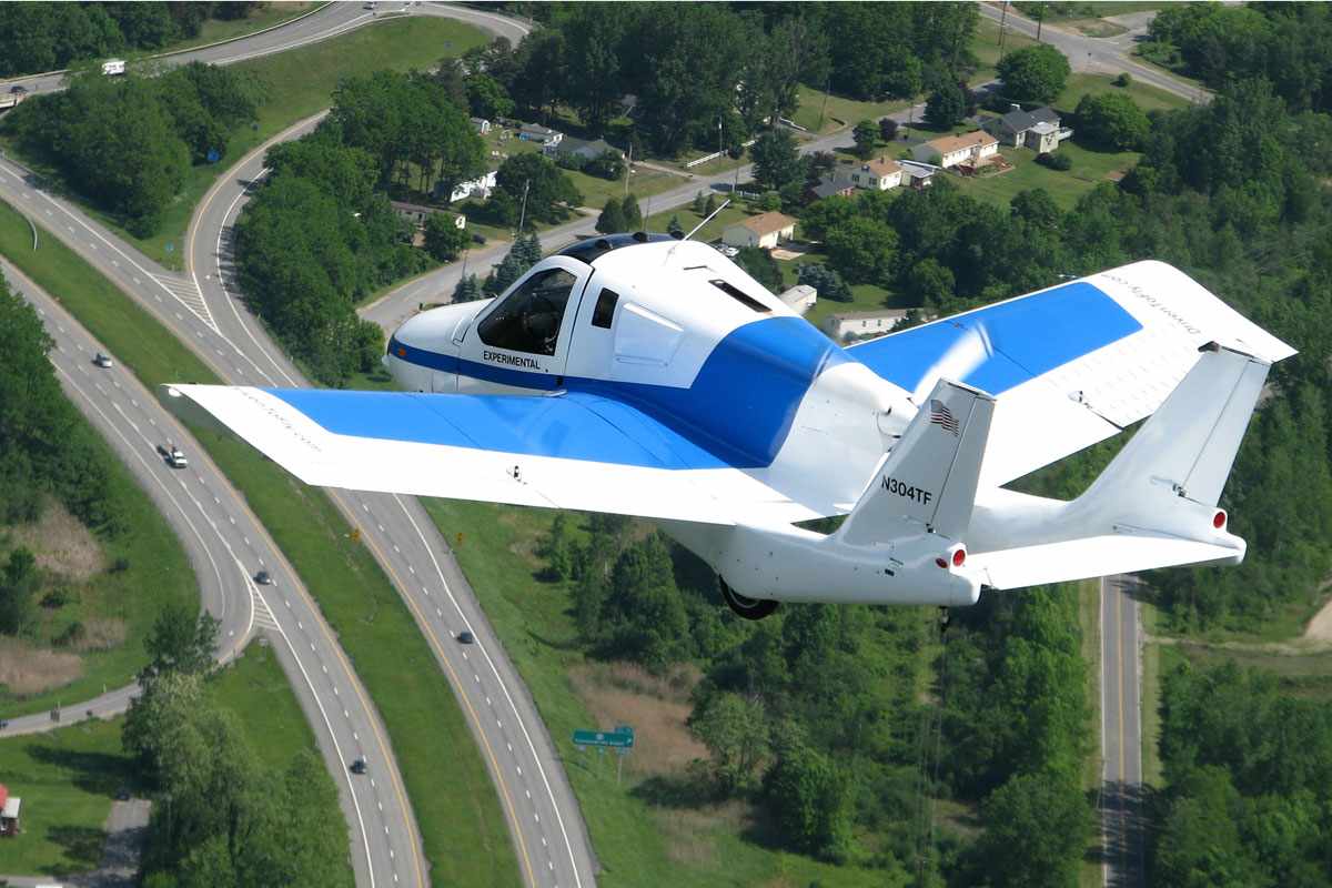 O carro voador da Terrafugia chega ao mercado em 2018, por cerca de US$ 250 mil (Terrafugia)
