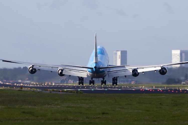 Um 747 da KLM pousando com 'crosswind': perícia e técnica para uma operação segura