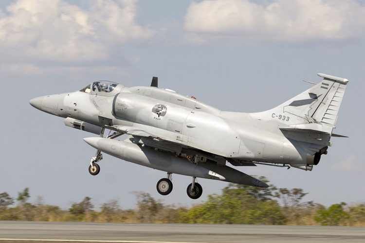 O A-4AR é o atualmente o avião mais rápido da Fuerza Aérea Argentina (Rob Schleiffert)