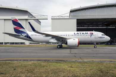 A nova geração do A320 vem equipada com "sharklets" na ponta das asas (Airbus)