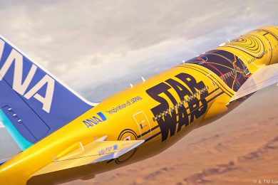 O Boeing 777 "C-3PO" é o quarto avião da ANA com pintura do Star Wars (Divulgação)