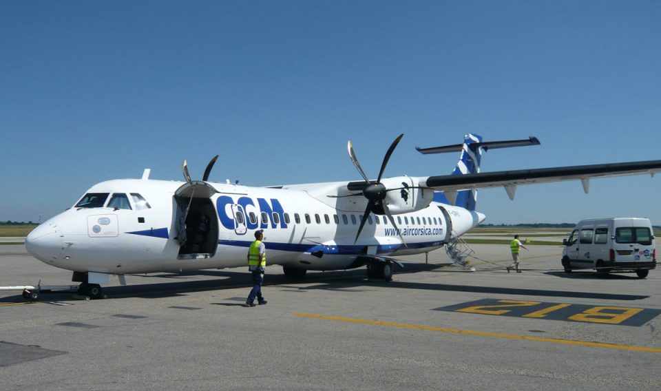 O ATR 72 pode operar em aeroportos com pouca estrutura, como os de cidades pequenas (Mili99)