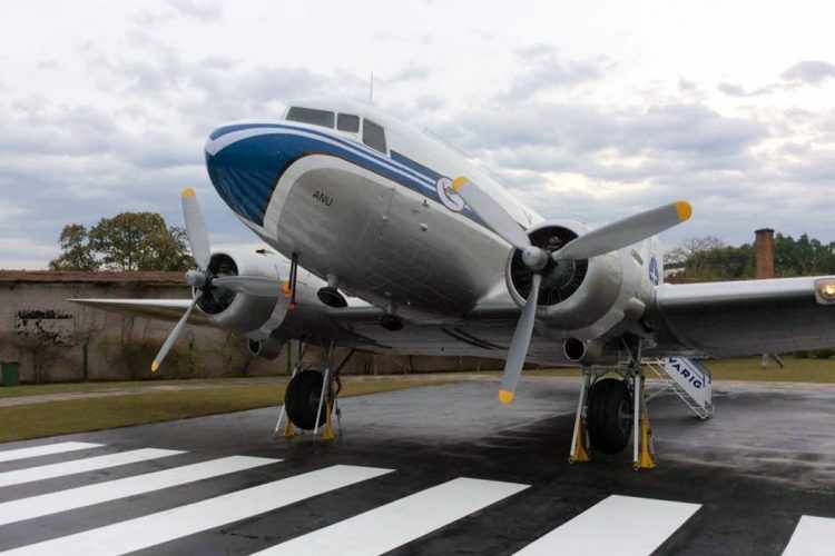 Antigo DC-3 com as cores da Varig restaurado em Porto Alegre (Divulgação)