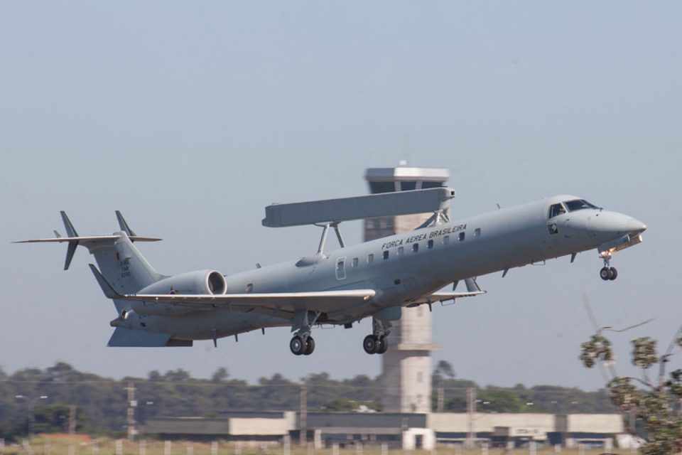 O "avião-radar" E-99 pode localizar aeronaves a cerca de 400 km de distância (FAB)