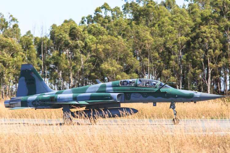 O F-5 biposto normalmente é utilizado para treinamento de novos pilotos (FAB)