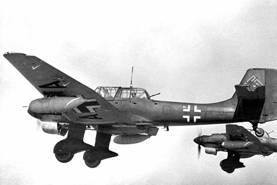 O Ju-87 podia ser configurado para diferentes missões; na foto, dois Stuka com casulos de metralhadoras 