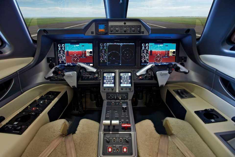 A cabine do novo Phenom 100 EV possui telas maiores (Embraer)