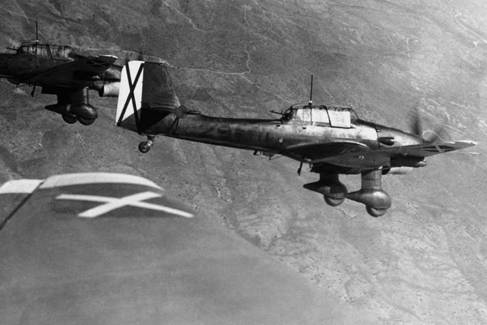 Stuka com a marca de identificação da Legião Condor, durante a Guerra Civil Espanhola