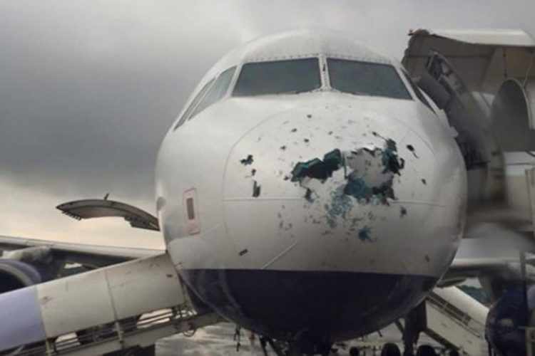 O granizo perfurou o radome deste Airbus A320