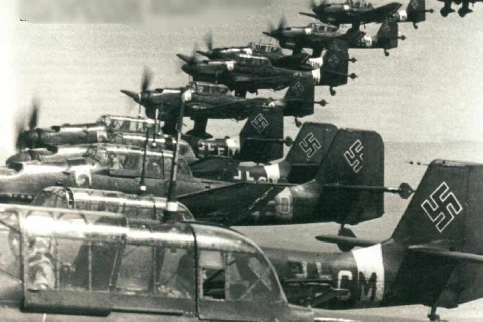 Os Ju-87 atavam em grandes bandos na Batalha na Inglaterra, mas foram presas fáceis para os caças da RAF