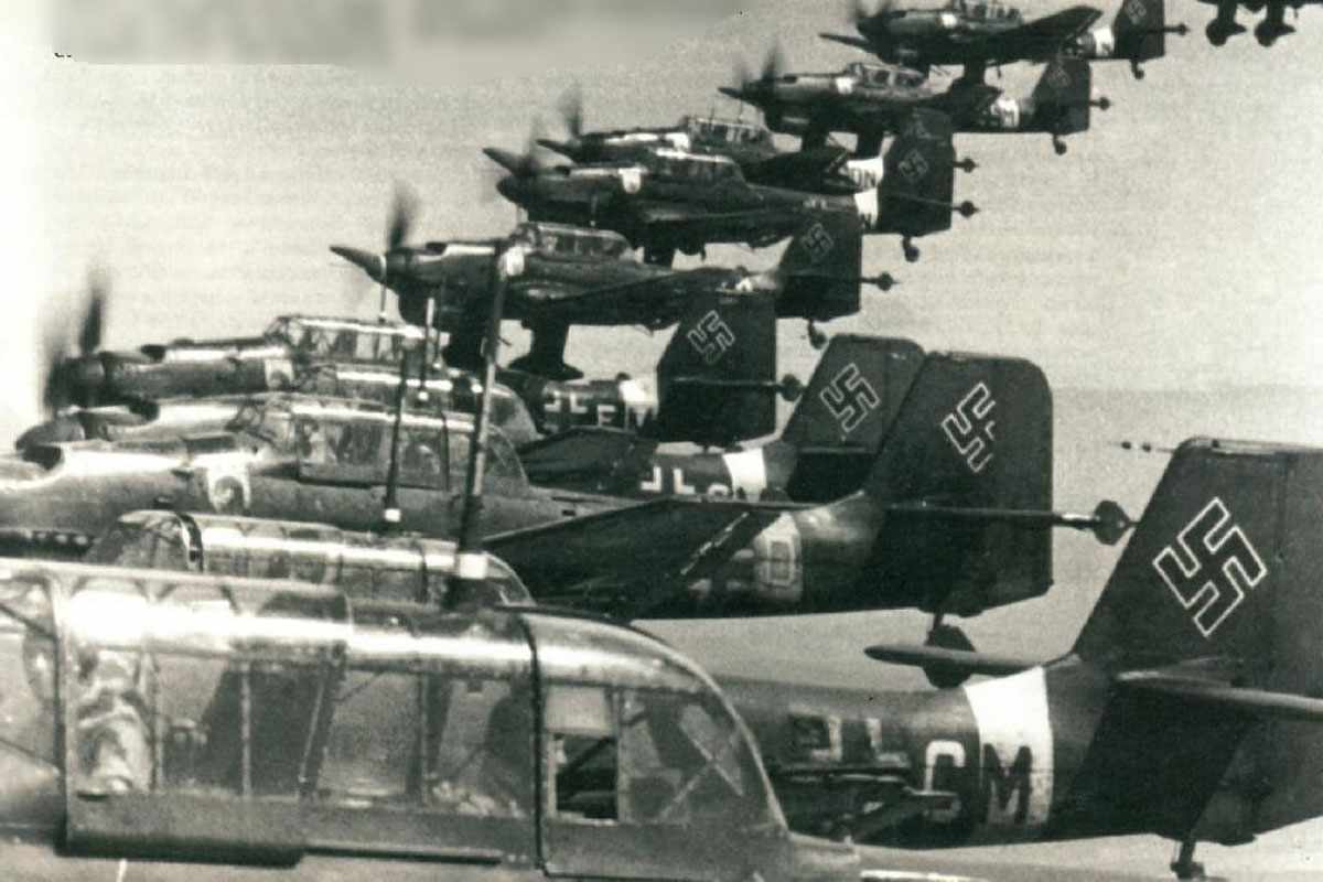 Немецкий самолет танк. Немецкие самолеты 22 июня 1941 года начало Великой Отечественной войны. Ю-87 самолет. Юнкерсы 87 бомбят 1941-1942. Немецкие самолеты Junkers 1941 СССР.