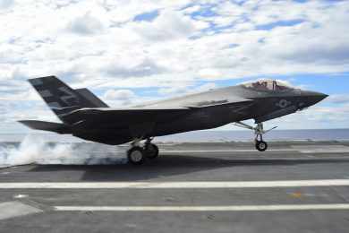 Caça F-35B da Marinha Italiana pousa a bordo do porta-aviões