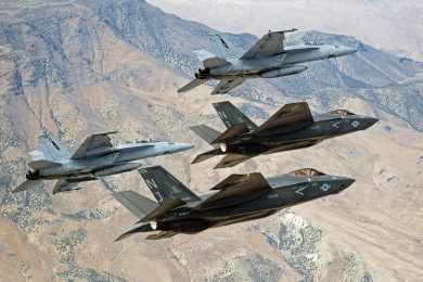 Os F-35C ao lado do F/A-18E, parceiros a bordo dos porta-aviões