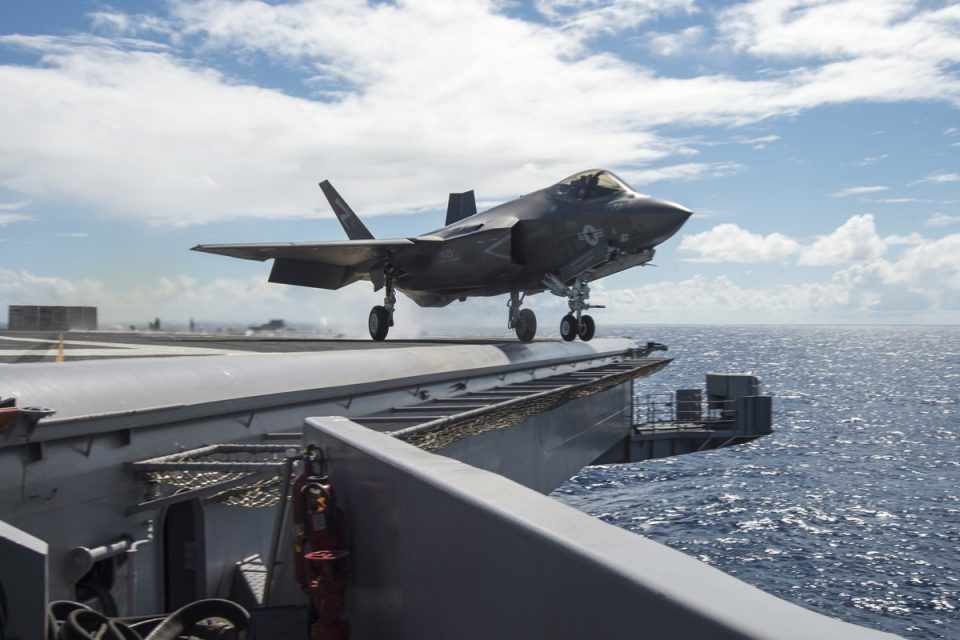 O F-35C decola por catapulta