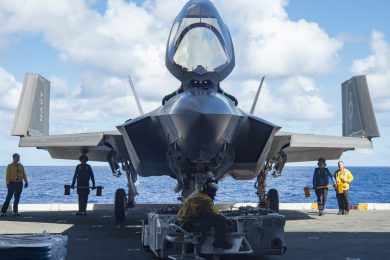 Caça F-35B da Marinha Italiana pousa a bordo do porta-aviões