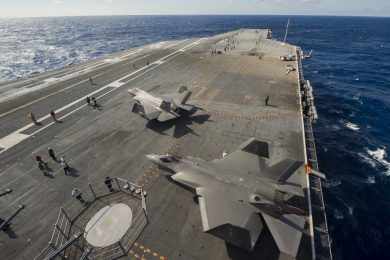 Os F-35C no convés de um porta-aviões americano: desenvolvimento complicado