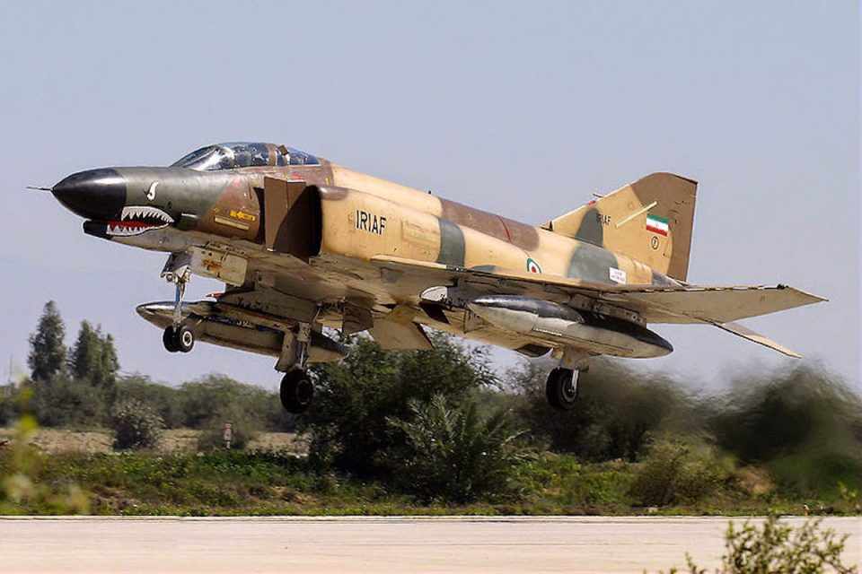 Com muito custo, o Irã ainda mantém o F-4 Phantom em condições de voo (IRAIF)