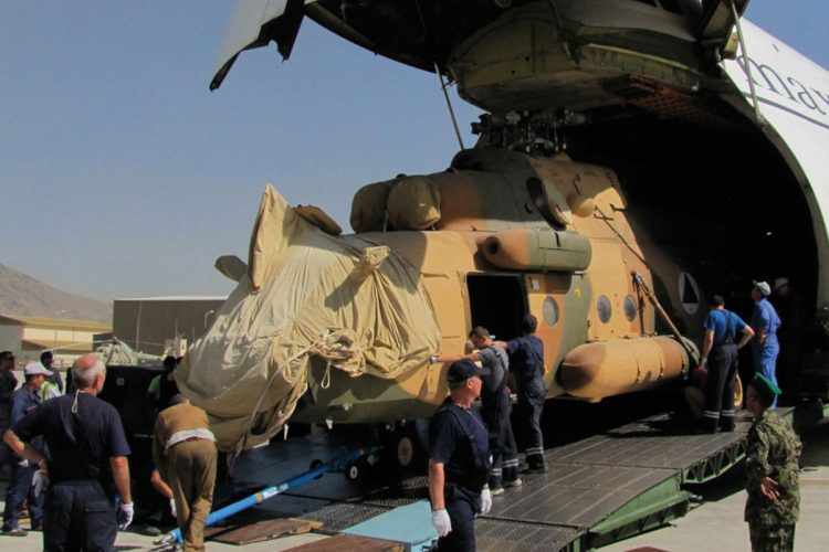 Helicóptero militar é descarregado: base de transporte da antiga União Soviética