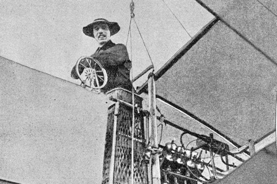 Alberto Santos Dumont na posição de comando do 14 Bis (Domínio Público)