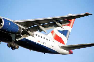 Os flaps de um Boeing 757 estendidos para reduzir a velocidade (Domínio Público)