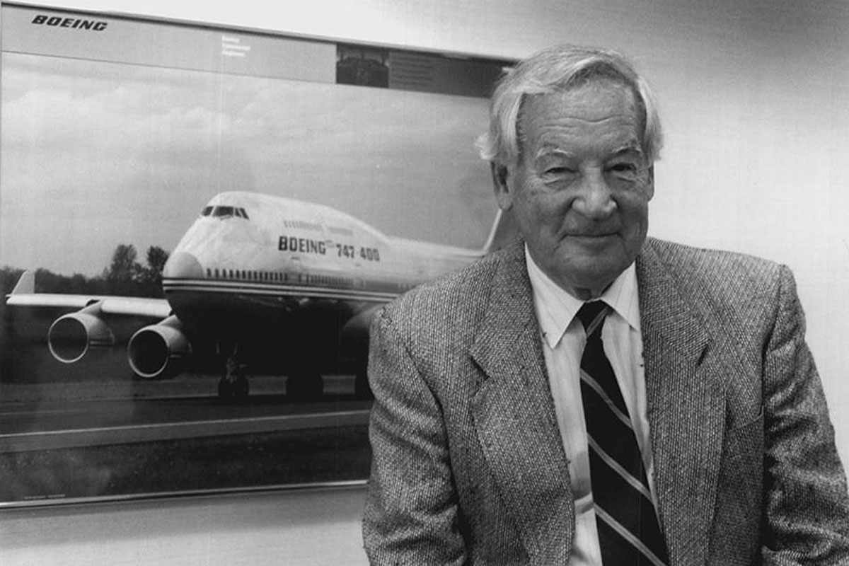 Joe Sutter trabalhou em tempo integral na Boeing até 1986 e havia se aposentado da companhia neste ano (Boeing)