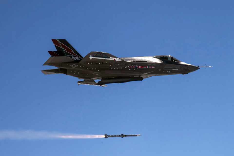 O F-35 disparou dois mísseis diferentes contra aeronaves não tripuladas em testes nos EUA (Divulgação)