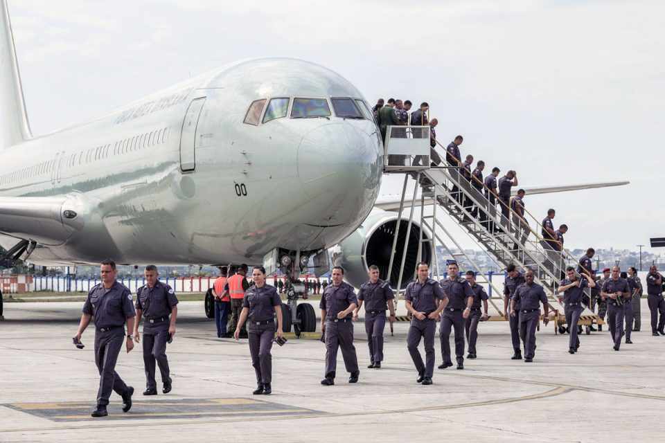 Desembarque de militares da PM de São Paulo na Base Aérea do Galeão (FAB)