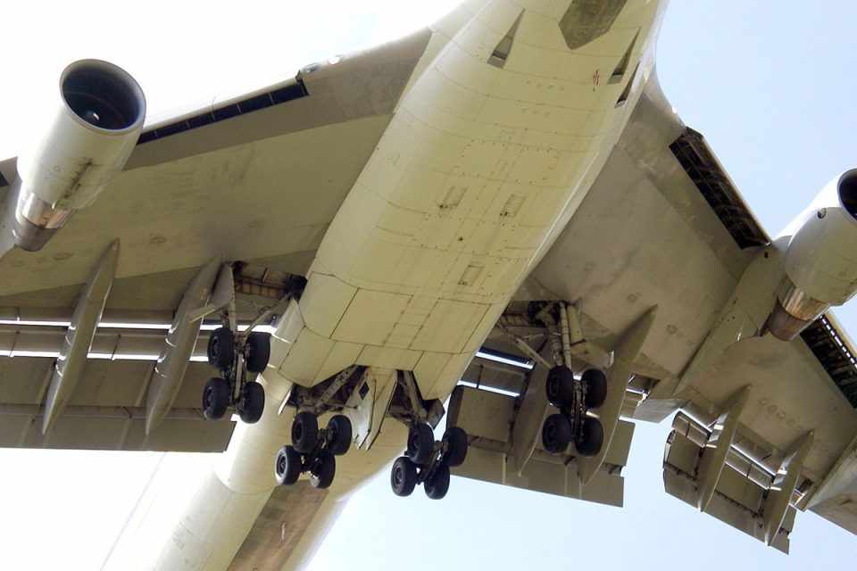 Pé no freio! Boeing 747 com os flaps totalmente estendido em aproximação para pouso (Domínio Público)