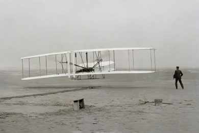 Imagem do primeiro voo do Flyer, o avião dos irmãos Wright (Domínio Público)