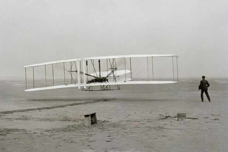 Imagem do primeiro voo do Flyer, o avião dos irmãos Wright (Domínio Público)