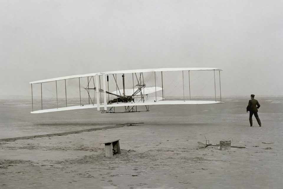 Imagem do primeiro voo do Flyer, o avião dos irmãos Wright (Domínio Público)